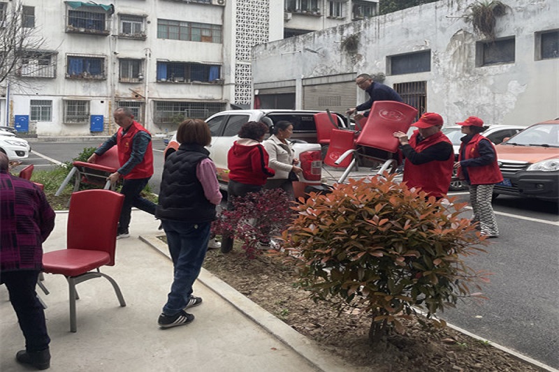我為群眾辦實事||黨建引領送溫暖，愛心座椅進社區